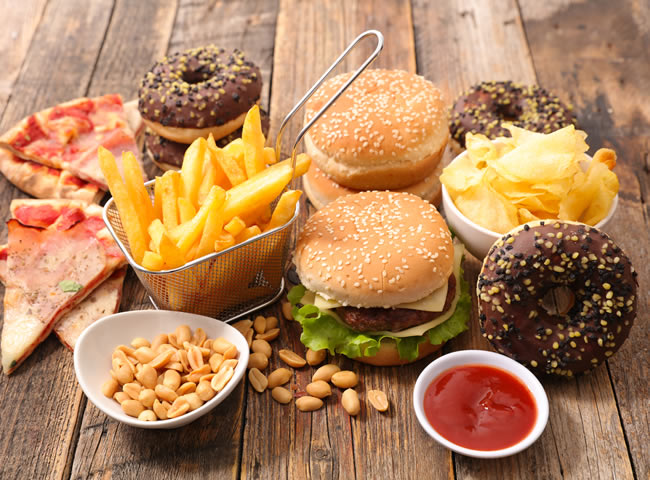 elkým problémem je fast food a trans-tuky, které se vyskytují ve vysoce průmyslově zpracovaných potravinách.
