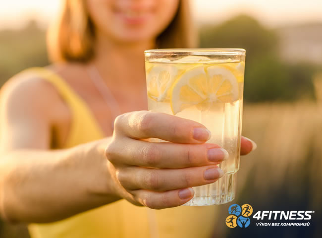 Mnoho sportovních nápojů chutná dobře a je pro naši hydrataci velmi prospěšných. Často ale stačí správně naředěná čistá voda s ionty. 