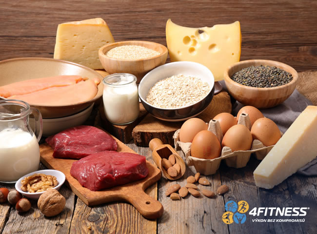 Správný poměr bílkovin, sacharidů a tuků někdy ukáže, že sníst například doporučený denní příjem bílkovin při nabírací fázi není vůbec snadné.    