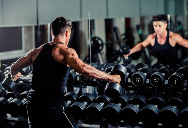 HMB je stimulant pro sportovce, kterým pomáhá vybudovat si a zároveň udržet svalovou hmotu.