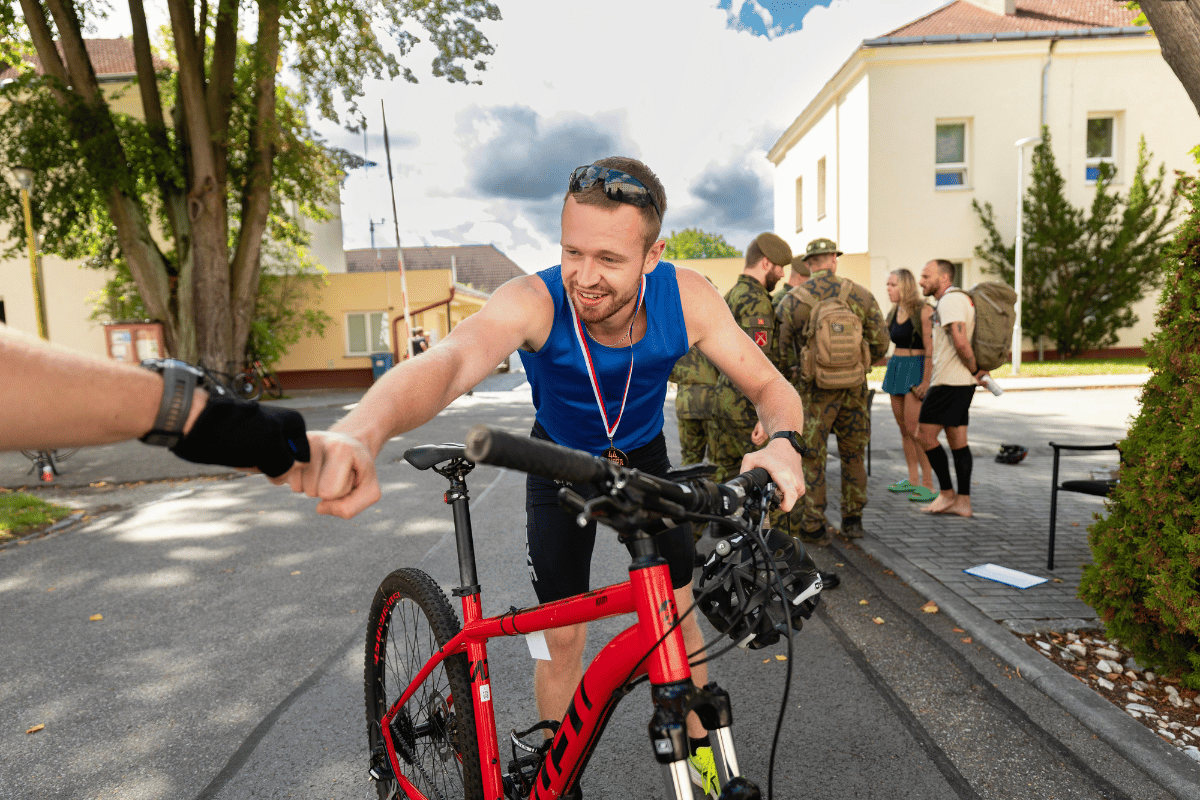 Účastník vojenského triatlonu - LMOPR MAN 2026