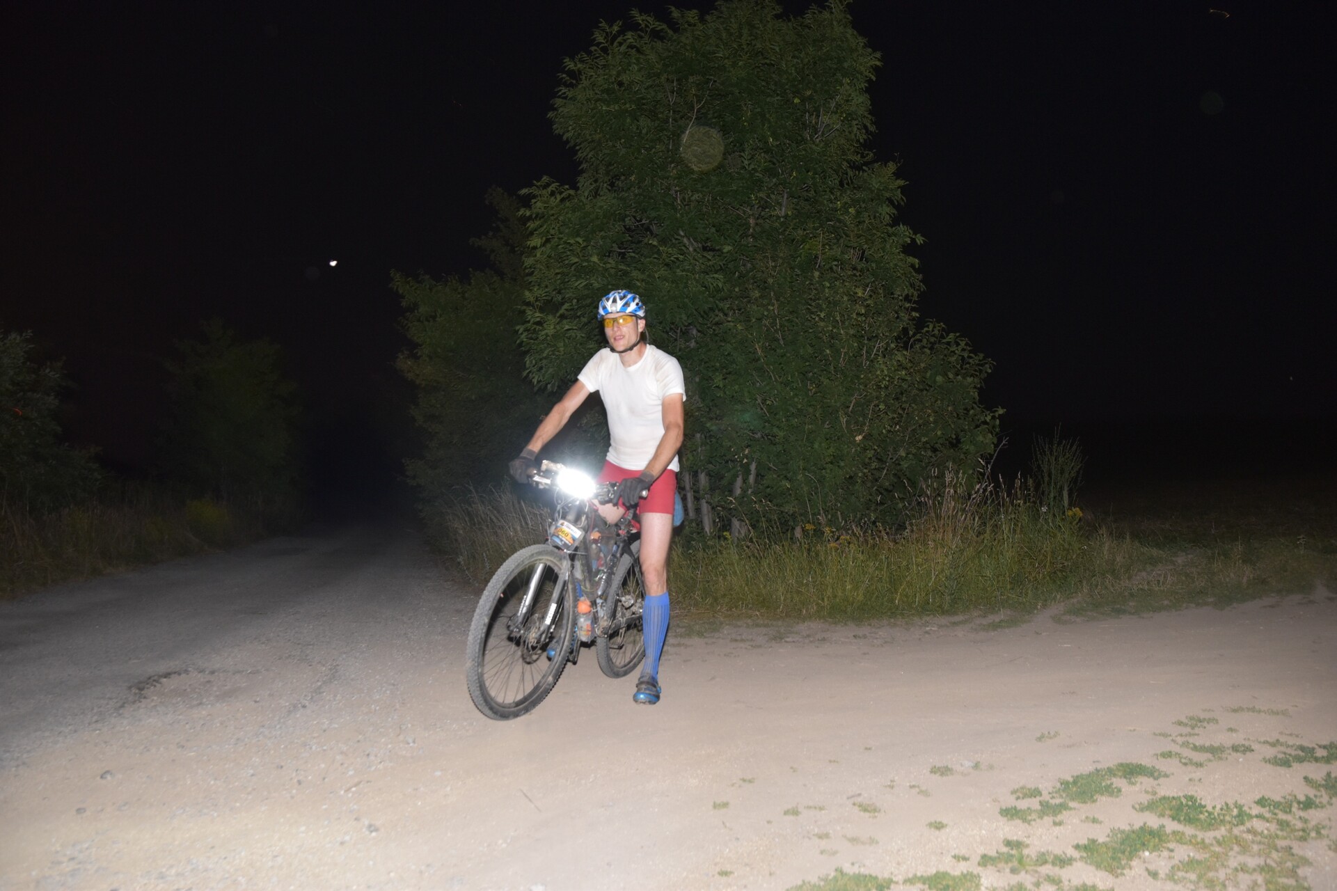 Filip Degl za hluboké tmy na kole během závodu 1000 mil